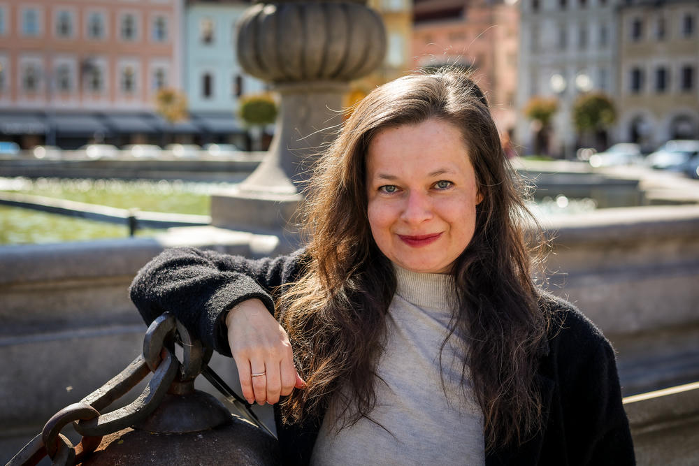 foto Nikol Kroužek venku